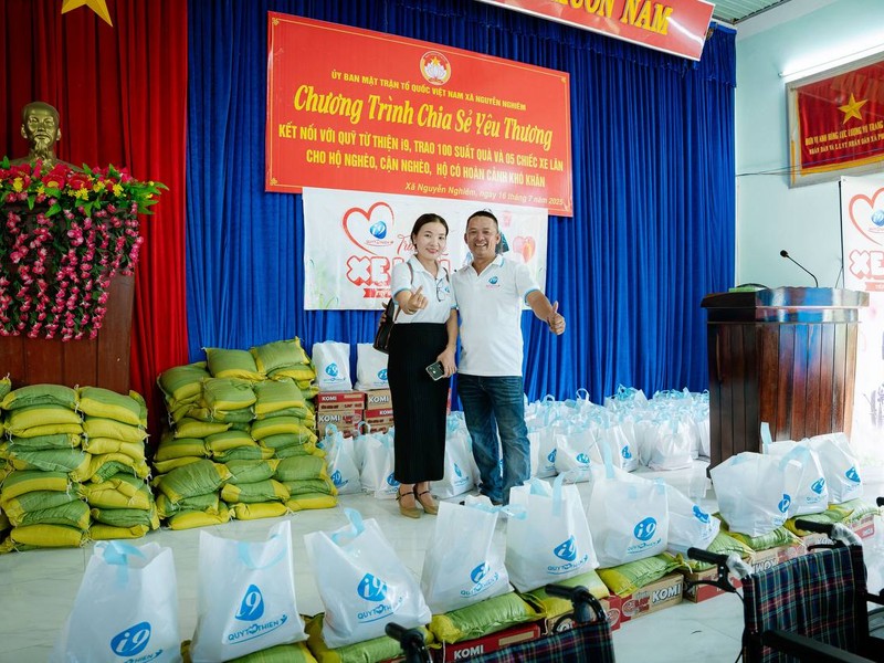 Hình ảnh một nhóm người đang hỗ trợ lẫn nhau trong vòng tròn