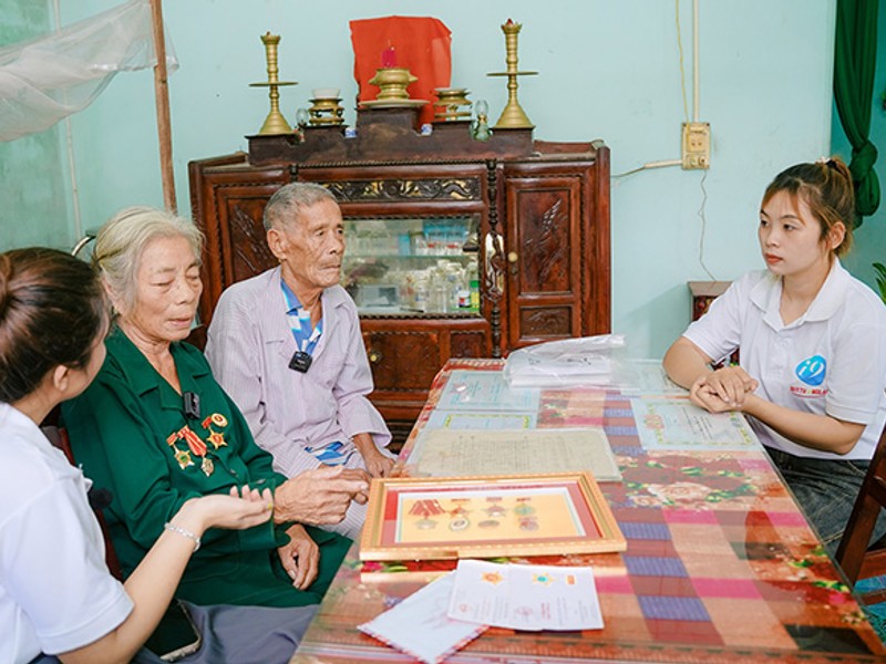 Hình ảnh minh họa các tài liệu pháp lý hoặc hợp đồng đang được xem xét, với điểm nhấn là các quy tắc và điều khoản mới, sử dụng màu vàng gold để làm nổi bật các điểm quan trọng.